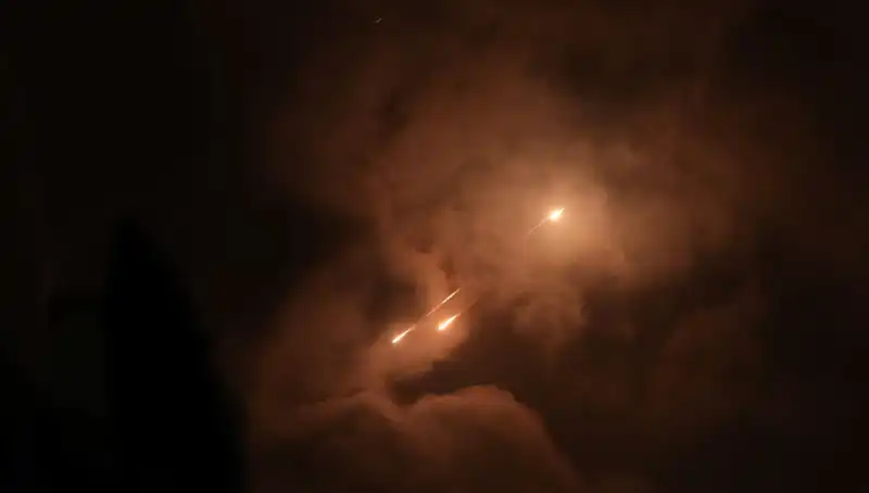 İran'ın Gece Saldırı Stratejisi: Füzelerin Ateşlenme Zamanlaması Ne Anlama Geliyor?