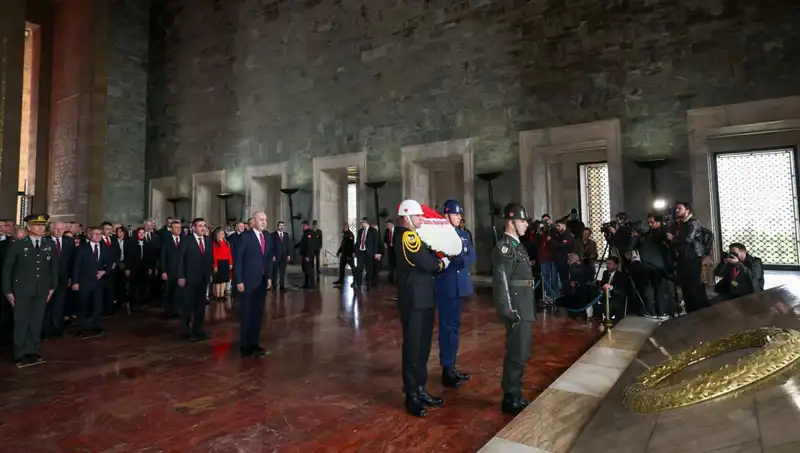 Anıtkabir'de Devlet Erkanının Bir Araya Gelmesi: Anma Töreni Rüzgarı Esti