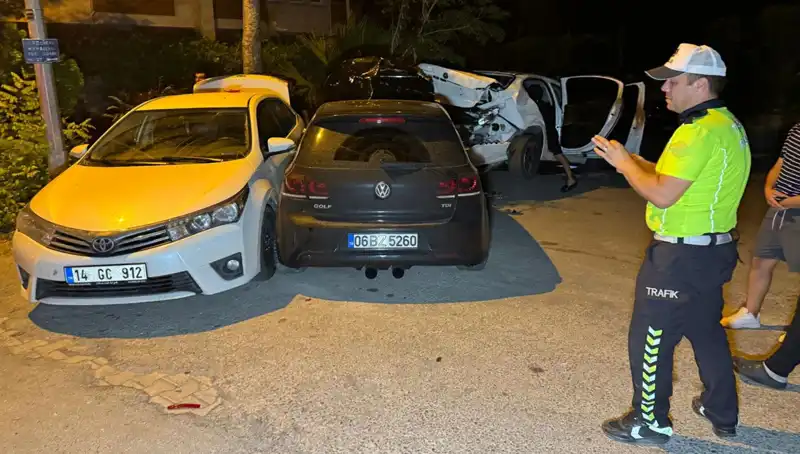 Alkollü Sürücü Sokağı Korku Dolu Anlarla Sarstı: Üç Araca Çarptı