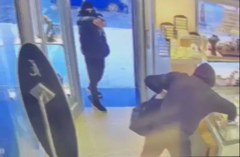 Ümraniye'de Maskeli Soygun Girişimi: Caddeyi Sarsan Olayın Detayları