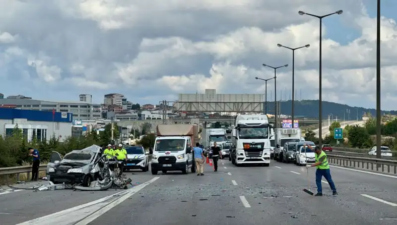 Otoyolda Trafiği Durduran Kazada Üç Kişi Araçta Sıkıştı!