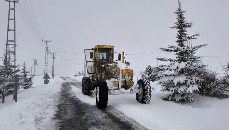 Kayseri'de Kapanan Kar Yolları Açılıyor: Türkiye'nin Kış Mücadelesi Başlıyor!