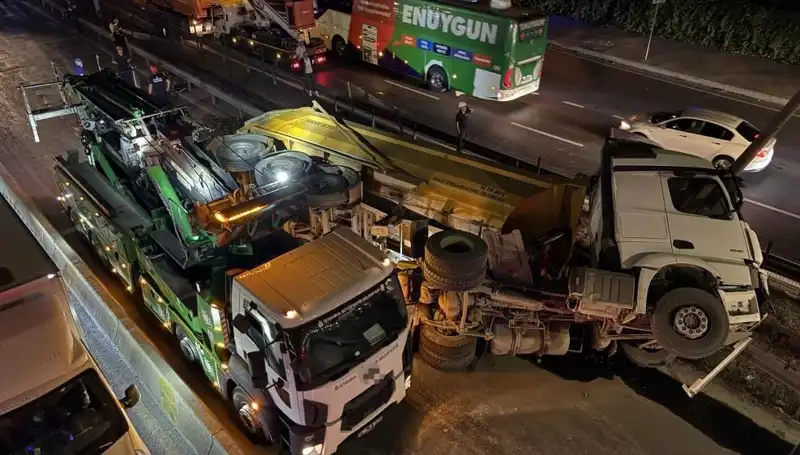 Moloz Yüklü Hafriyat Kamyonu Devrildi: Şehirde Neler Oluyor?