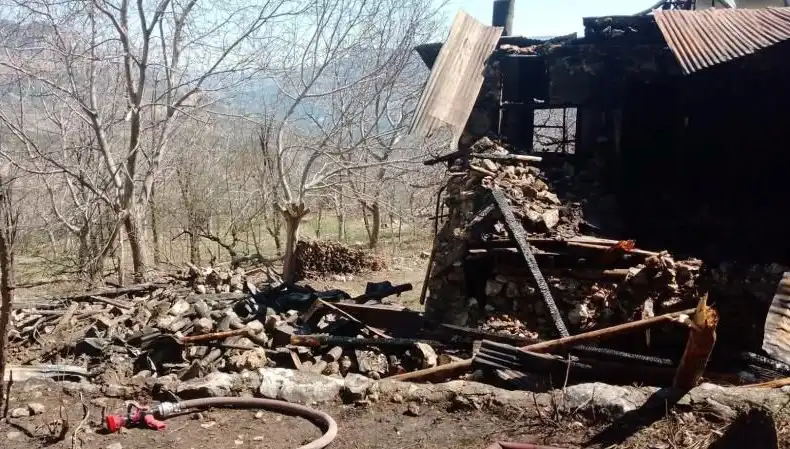 Karaman'da Müstakil Evde Yangın Çıktı: 1 Kişi Hayatını Kaybetti, 1 Kişi Yaralı
