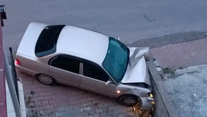 Kontrolü Kaybederek Duvara Çarpan Araçta Şok Edici Anlar Yaşandı