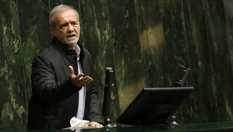 İran Cumhurbaşkanı Yardımcısı'nın Lüks Gezi Tartışması Ekonomik Krizle Sarsılıyor