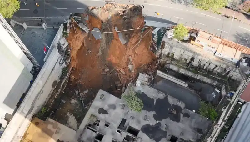 Sarıyer'de Aniden Çökme: Caddeler Kapandı, İlgilerin Merkezine Dönüştü