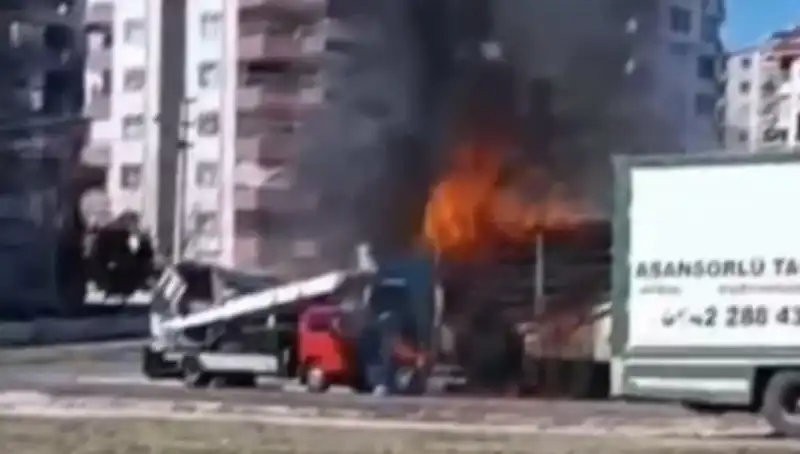 İnşaat Yolu Üzerinde Alev Alan TIR, Kül Olasılığına Dönüştü!