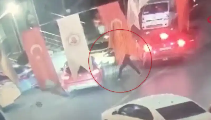 Kağıthane'de Sokak Ortasında Cinayet: Gencin Otomobilinde Dehşet Anları