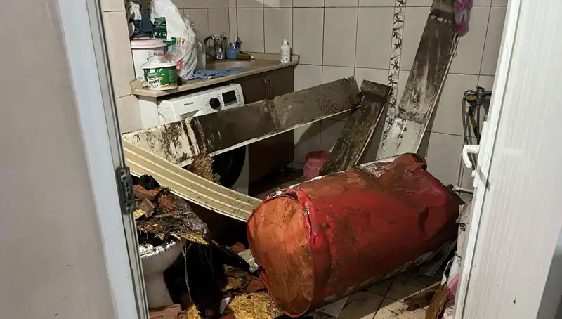 Ege Bölgesi’nde Fırtına Alarmı: Devrilen Ağaçlar ve Beyaz Caddeler