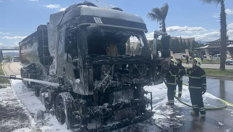 TIR Yangınında Kum Yükü Kül Oldu: Olayın Detayları Sıra Dışı