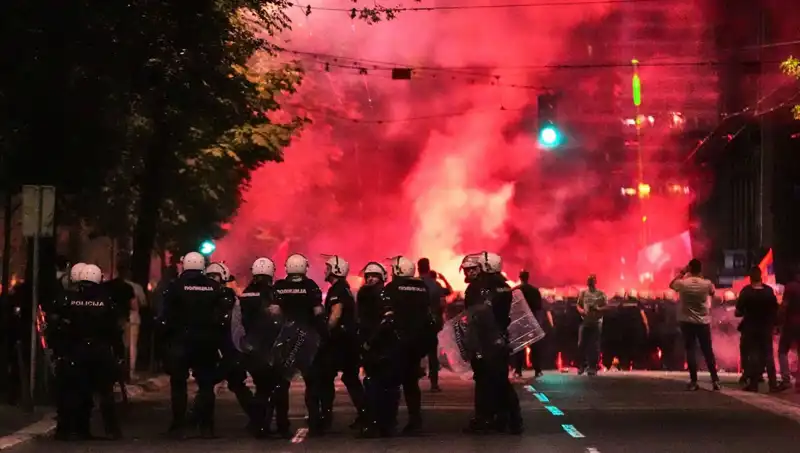 Sırbistan'daki Erken Seçim Protestoları: On Binler Sokağa Çıktı