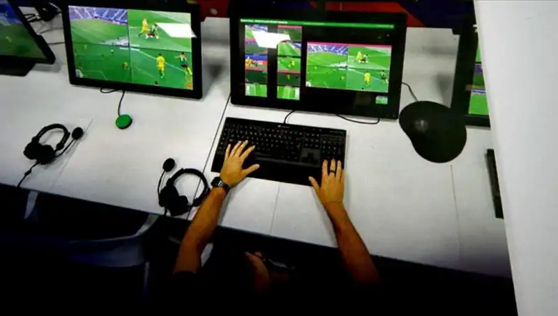 İtalya Futbolunda Devrim: VAR Görüntüleri Artık İzleyiciyle Buluşacak!