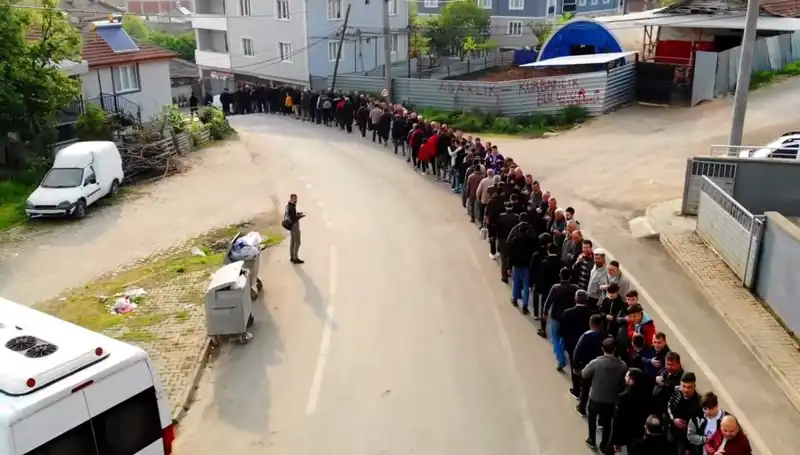 Bursa'da Bayramlaşma Geleneği: 1 Kilometrelik Kuyrukta Bir Araya Gelme