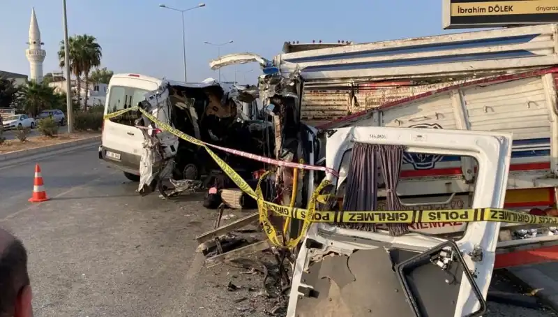 Mersin'de Tatil Yolunda Meydana Gelen Feci Kaza: İki Can Gitti!