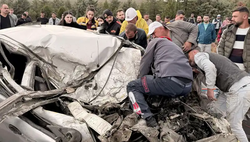 TIR ile Çarpışan Araç: Kağıt Gibi Ezildi, Korkunç Kaza Detayları!