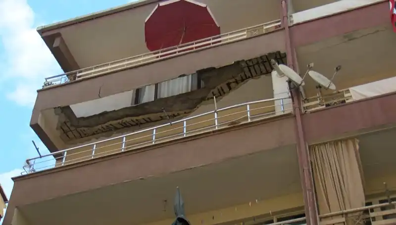 Güngören'de Şok Edici Olay: Beş Katlı Binanın Balkonu Neden Çöktü?