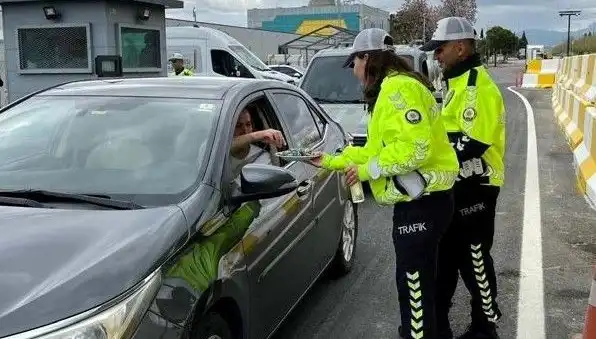 Bayramda Sürücüler Ceza Yerine Tatlı Tattı, Trafik Kuralları Ne Olacak?